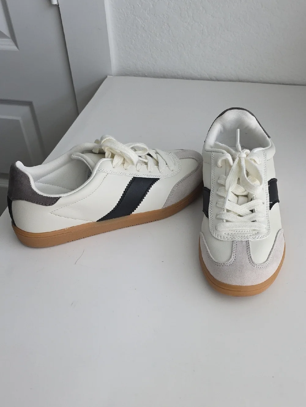 Universal Thread Cream and Black Retro-Style Sneakers with Gum Sole 6.5